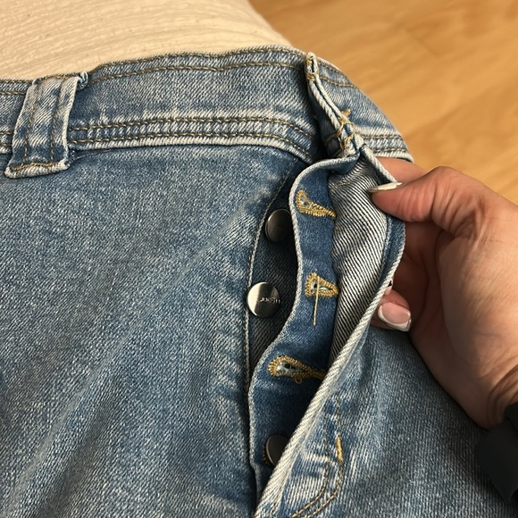 Joe’s Jeans THE PHEOBE
HIGH RISE PATCH POCKET BARREL LEG - Picture 4 of 6